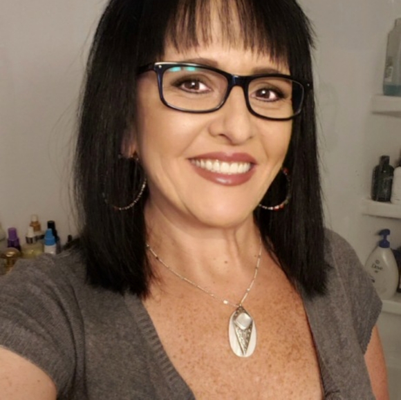 Meet your Posher, Debbie - Picture 7 of 12